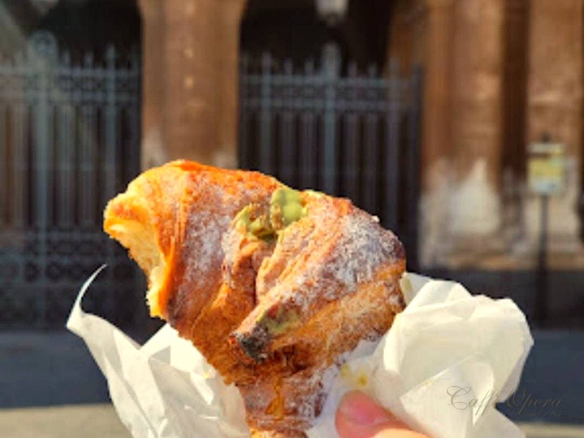 Un cornetto davanti al Teatro Bellini