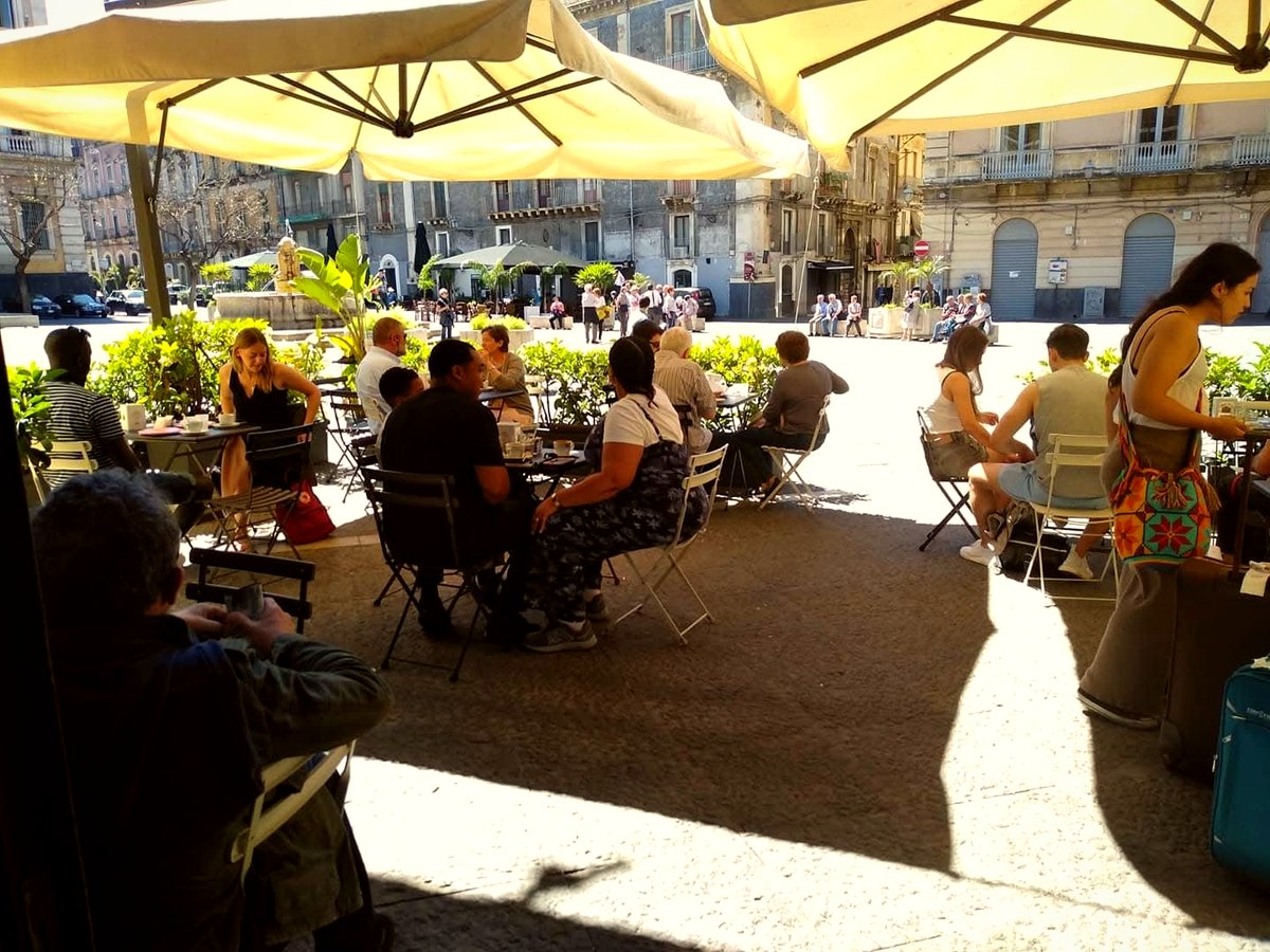 Gli ombrelloni di Caffè Opera sulla piazza